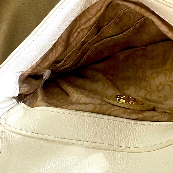 White Clutch/Wristlet NEW - Picture 4 of 6